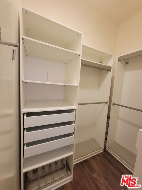 Image 19 of 31 For 4080 Glencoe Avenue 124