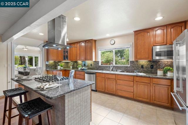 2401 Casa Way, Walnut Creek CA: https://media.crmls.org/mediaz/acb00f8f-fbe3-400a-a97a-daf4d8eb5f6c.jpg