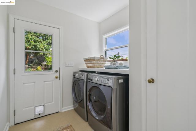 5968 Chabot Crest, Oakland CA: https://media.crmls.org/mediaz/acb02662-4edb-4f2c-91a6-96ba6fe8b8d5.jpg