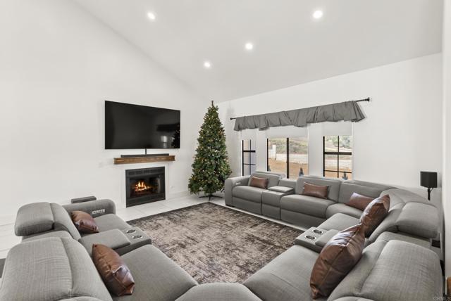 Detail Gallery Image 9 of 71 For 9309 Hillside, Spring Valley,  CA 91977 - 6 Beds | 5 Baths