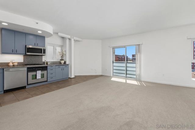 550 15Th St, San Diego CA: https://media.crmls.org/mediaz/acb0ebaf-5eda-40e2-bb66-b482651faf8b.jpg