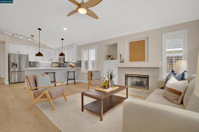380 Claremont Dr, Brentwood CA: https://media.crmls.org/mediaz/acb106ee-d8a1-430b-aa14-3e4232b8c8b0.jpg