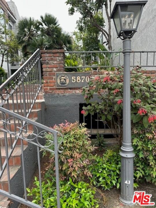 5870 Green Valley Circle, Culver City CA: https://media.crmls.org/mediaz/acb1efff-61d0-4079-ba66-76221f9c6344.jpg