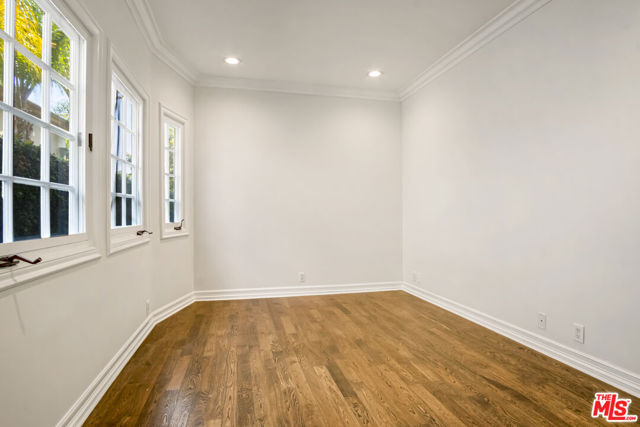 116 N Palm Drive, Beverly Hills CA: https://media.crmls.org/mediaz/acb1fb49-25e3-4d80-9f24-8e5c2e0a0261.jpg