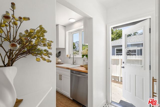 3340 Cardiff Avenue, Los Angeles CA: https://media.crmls.org/mediaz/acb2472a-57fb-4118-b22f-35567a276165.jpg