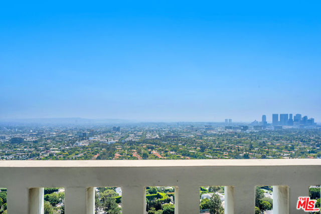 9255 Doheny Road, West Hollywood CA: https://media.crmls.org/mediaz/acb32ee1-8dd6-4b56-9c43-9d30a6efd4fe.jpg
