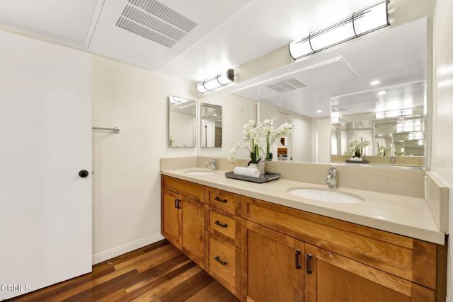 1127 E Del Mar Boulevard, Pasadena CA: https://media.crmls.org/mediaz/acb37226-b13c-4380-a72a-0e06954f5ccd.jpg
