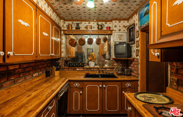 8787 Shoreham Drive, West Hollywood CA: https://media.crmls.org/mediaz/acb3a52a-14b0-45a5-bbd8-b9a0f0b1f562.jpg