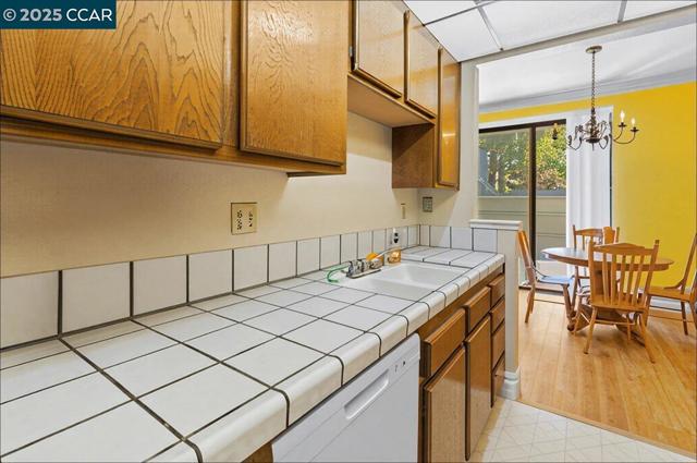 1063 Foxchase Dr, San Jose CA: https://media.crmls.org/mediaz/acb41fd5-0654-4b1a-90c8-dd64c15f5ed3.jpg