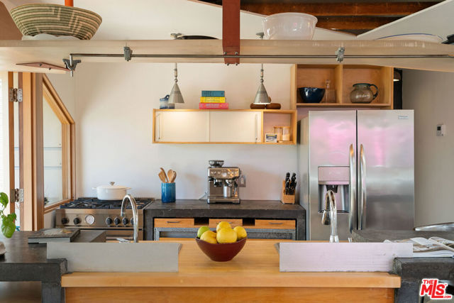2311 Glencoe Avenue, Venice CA: https://media.crmls.org/mediaz/acb4d84e-3017-48a8-bb50-473c436c9a59.jpg