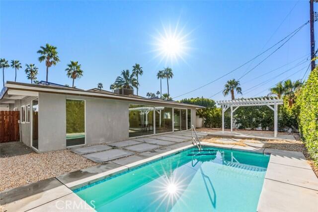 715 N Sunrise Way, Palm Springs CA: https://media.crmls.org/mediaz/acb5bb12-dc4c-4089-9d61-2a08b581248a.jpg