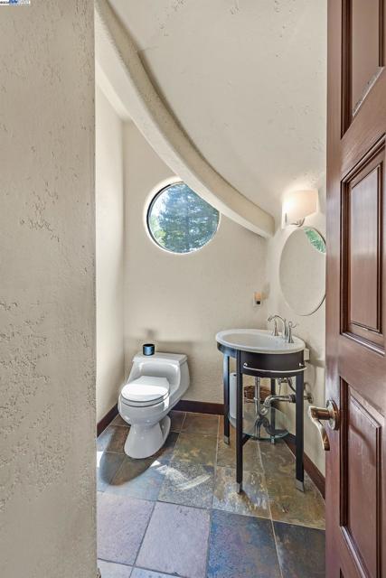 141 Ray St, Pleasanton CA: https://media.crmls.org/mediaz/acb5f64b-8517-45e2-99bc-2dc034a52de1.jpg