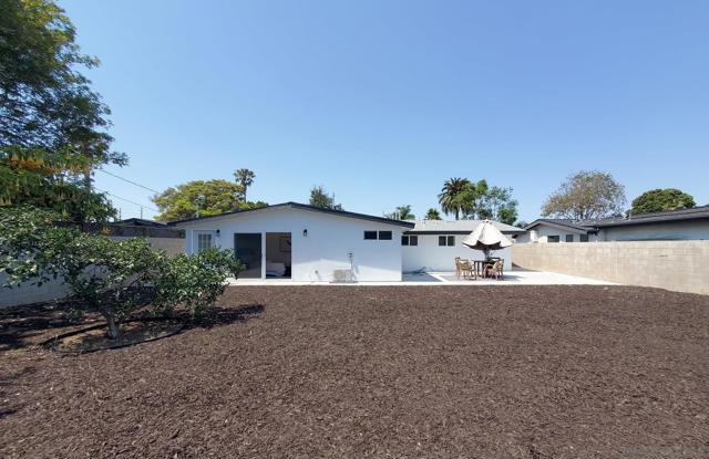 873 Towne Street, Costa Mesa CA: https://media.crmls.org/mediaz/acb6ba14-5f0c-4d4d-b508-165e484158ea.jpg