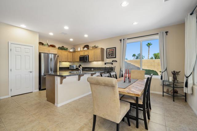 81497 Golden Poppy Way, La Quinta CA: https://media.crmls.org/mediaz/acb77f49-96d9-4951-9659-b88b025ff5e9.jpg