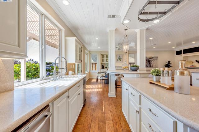 4069 Pergola CT, Castro Valley CA: https://media.crmls.org/mediaz/acb8bfc0-65d5-4a19-87e0-5562d8dfbace.jpg