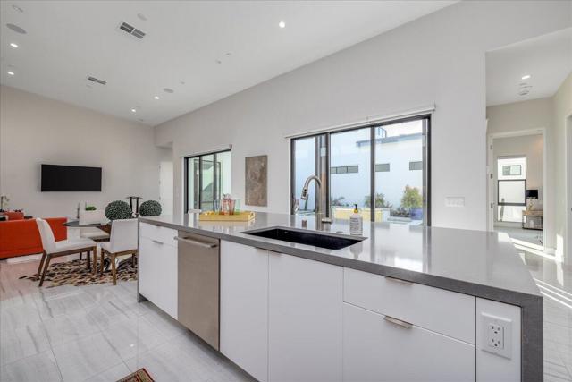 151 Holliday Way, Palm Springs CA: https://media.crmls.org/mediaz/acb90756-dcdc-4483-9aab-21042fd7451f.jpg