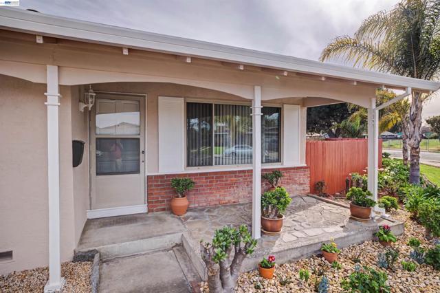 6364 Honeysuckle Dr, Newark CA: https://media.crmls.org/mediaz/acb9c350-9170-40d9-bcd6-e86f27cef51c.jpg