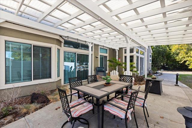 490 Chesapeake Terrace, Brentwood CA: https://media.crmls.org/mediaz/acba11ed-63eb-4bc1-bdc9-2733b57893c7.jpg