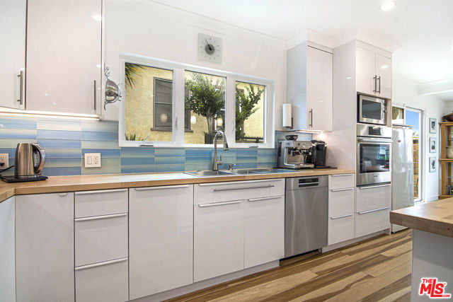 441 W Ellis Avenue, Inglewood CA: https://media.crmls.org/mediaz/acba25d8-1854-40d3-8aa4-46e50330d749.jpg