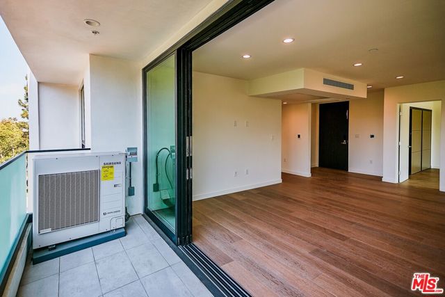 328 N Maple Drive, Beverly Hills CA: https://media.crmls.org/mediaz/acba5603-9f73-4f9d-b44a-f435d6f25a35.jpg