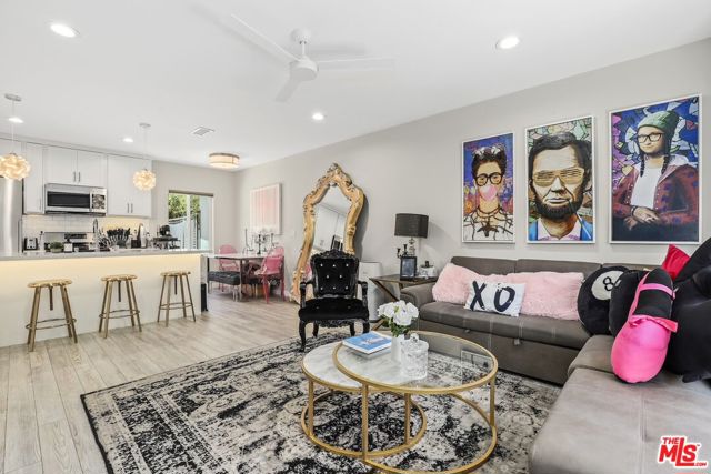 6526 San Vicente Boulevard, Los Angeles CA: https://media.crmls.org/mediaz/acbaf6f4-9e6c-489b-bb8a-4b46b35470ce.jpg