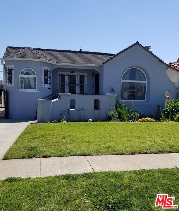 2132 W 84th Place, Los Angeles CA: https://media.crmls.org/mediaz/acbc5469-f528-4ed0-96a9-f5b241052d85.jpg