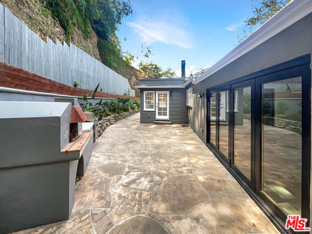 2252 Verde Oak Drive, Los Angeles CA: https://media.crmls.org/mediaz/acbc5fd6-db3c-45a2-8230-d4bd70570ef9.jpg