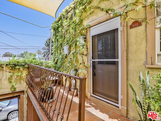 1016 Laguna Avenue, Los Angeles CA: https://media.crmls.org/mediaz/acbc90d1-feac-4568-be79-77b81fa420d4.jpg