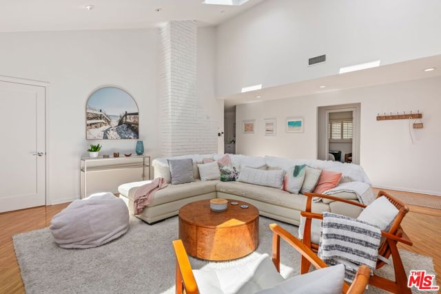 8221 Delgany Avenue, Playa del Rey CA: https://media.crmls.org/mediaz/acbd0944-a1f2-4e4d-995a-6922a43fc7a2.jpg