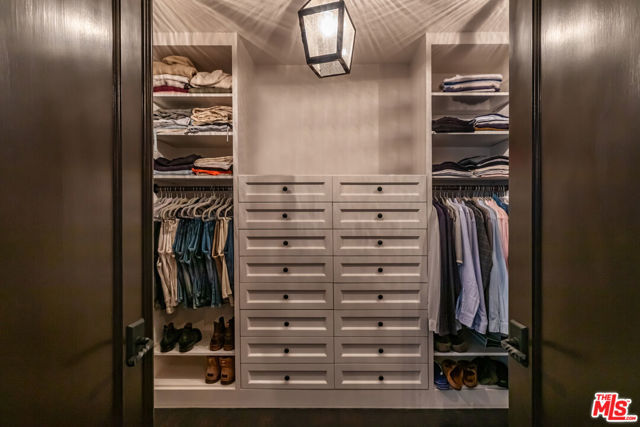 820 N Roxbury Drive, Beverly Hills CA: https://media.crmls.org/mediaz/acbd8436-9cb1-443d-b6f9-9cc126065fe0.jpg