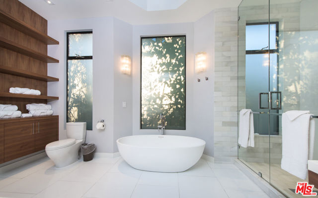 900 N HILLCREST Road, Beverly Hills CA: https://media.crmls.org/mediaz/acbe554b-9be4-4386-93b4-24616f9b748c.jpg