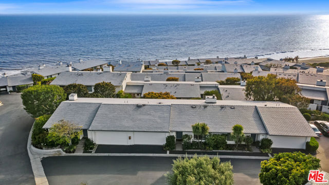 6789 Seawatch Lane, Malibu CA: https://media.crmls.org/mediaz/acbedfd9-4d90-4a0f-b4bd-40224ad798a2.jpg