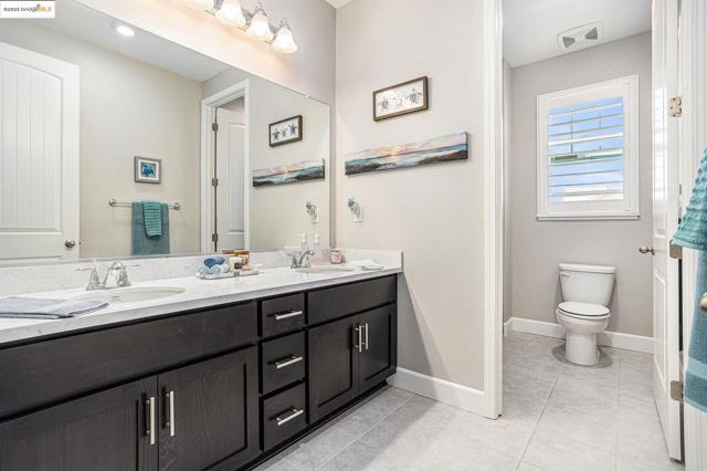 525 Stone Mountain Dr, Oakley CA: https://media.crmls.org/mediaz/acbee946-6ced-45f8-952e-82ece4a5baa9.jpg