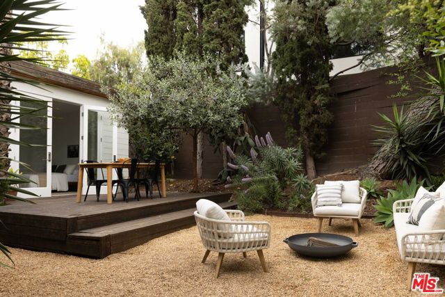 864 Sanborn Avenue, Los Angeles CA: https://media.crmls.org/mediaz/acc0fa95-2900-4c55-a705-e906ff309761.jpg