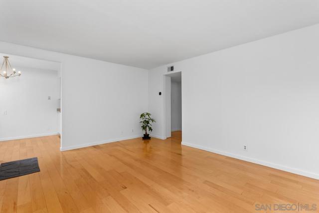 709 Sunflower St, Encinitas CA: https://media.crmls.org/mediaz/acc107a2-91d9-4d2c-9327-73d4f8c8da6c.jpg