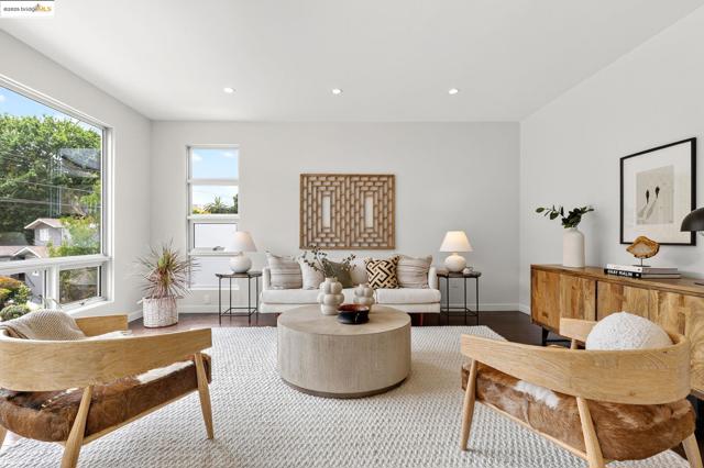 678 Walavista Ave, Oakland CA: https://media.crmls.org/mediaz/acc1f246-fdcf-473b-bb21-a881321f9386.jpg
