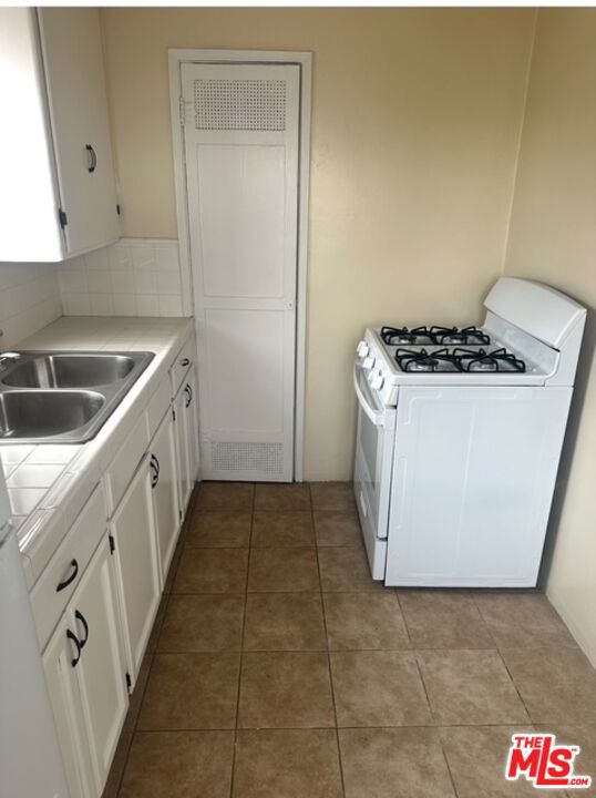 900 W 69th Street, Los Angeles CA: https://media.crmls.org/mediaz/acc296ef-5975-4177-b905-558db51721b4.jpg