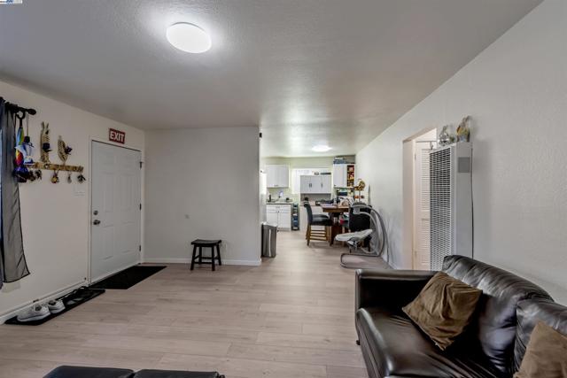 107 Catron Dr, Oakland CA: https://media.crmls.org/mediaz/acc316ff-aad4-4a6f-bf99-31961f8ca07f.jpg
