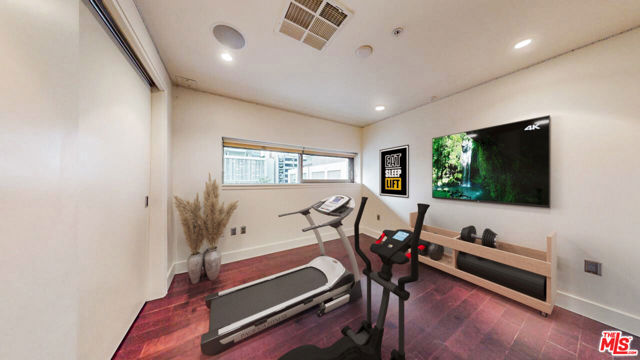 1155 S Grand Avenue, Los Angeles CA: https://media.crmls.org/mediaz/acc3a204-1781-4c9d-8de0-2f6b284e32c0.jpg