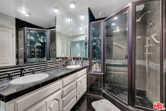 5025 Delita Place, Woodland Hills CA: https://media.crmls.org/mediaz/acc4a3e8-dac2-4d6a-a95e-29ad7f08d245.jpg