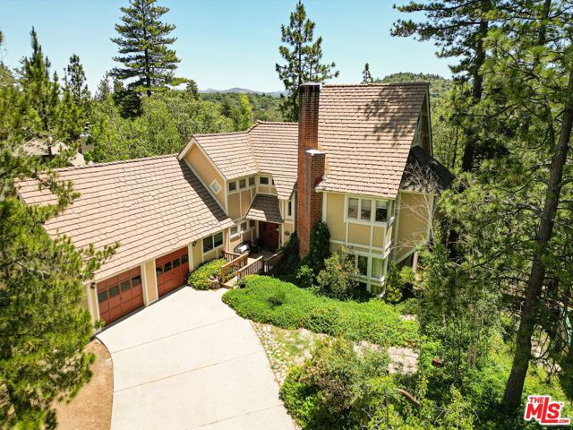 28277 Arbon Lane, Lake Arrowhead CA: https://media.crmls.org/mediaz/acc50ebb-3cbe-4a2a-b8cf-58efc57db785.jpg