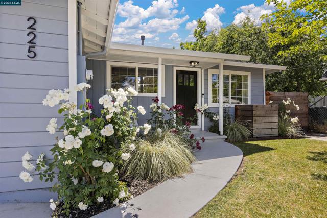 225 Babette Ct, Pleasant Hill CA: https://media.crmls.org/mediaz/acc581de-49a2-41af-adf5-6df54f26e130.jpg