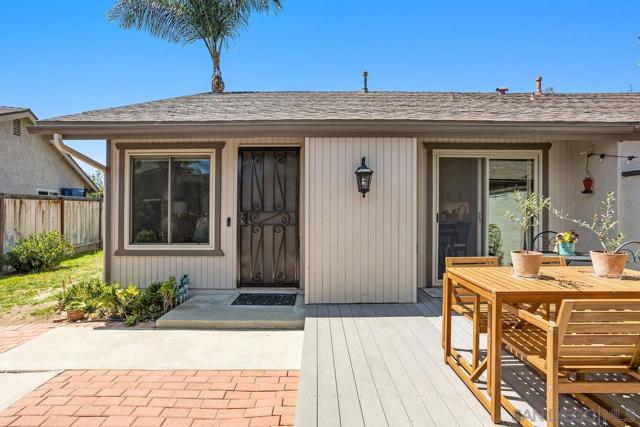 545 Shady Brook Pl, Escondido CA: https://media.crmls.org/mediaz/acc5a352-de97-44a1-aabf-df4cbe170b70.jpg