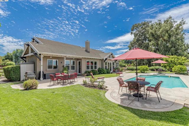 2531 Leona Pl, Pleasanton CA: https://media.crmls.org/mediaz/acc67e7b-6cdd-425b-9363-7c9ffe13637c.jpg