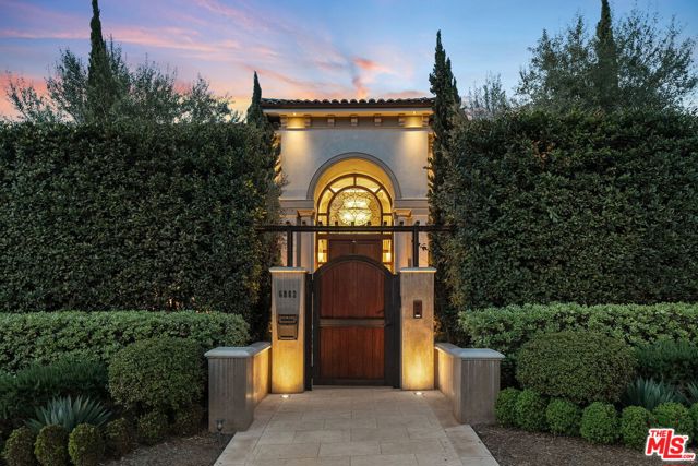 6882 Arizona Avenue, Los Angeles CA: https://media.crmls.org/mediaz/acc69a53-bf0c-498e-b05f-69e6bf115a10.jpg