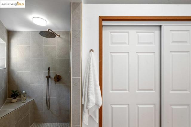 2112 Manzanita Dr, Oakland CA: https://media.crmls.org/mediaz/acc6c3d0-8e63-4759-9e4f-f7db6a578ded.jpg