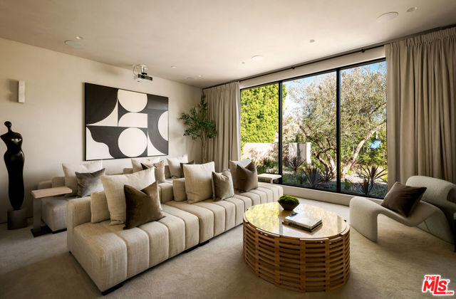 4165 Nagle Avenue, Sherman Oaks CA: https://media.crmls.org/mediaz/acc6c471-1863-4e5e-8fd6-8d379eeb50f0.jpg