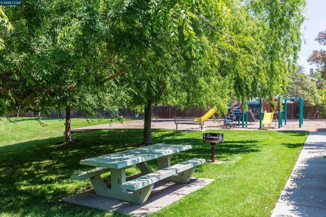 4516 Spring Valley Way, Concord CA: https://media.crmls.org/mediaz/acc7253f-0215-4339-b101-de80a5e54abd.jpg