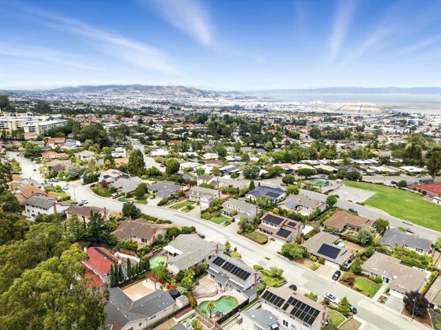 1675 Escalante Way, Burlingame CA: https://media.crmls.org/mediaz/acc77d10-3a41-4174-b1e7-e2316c1199ab.jpg