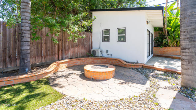 5726 Donna Avenue, Tarzana CA: https://media.crmls.org/mediaz/acc795e7-2928-4aa5-a264-b6f4453fb881.jpg